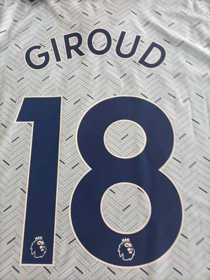 Chelsea jersey back closeup - Giroud 18
