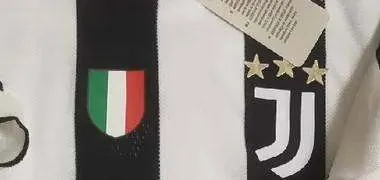 Juventus crest close-up on 2021-22 home kit