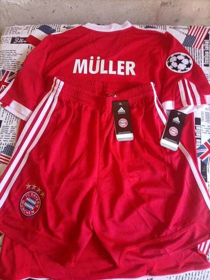 Bayern Munich 2009-10 Home Kit - Muller 25 jersey and shorts