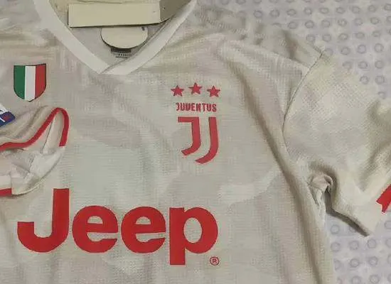 Juventus 2019-20 Away Kit crest close-up